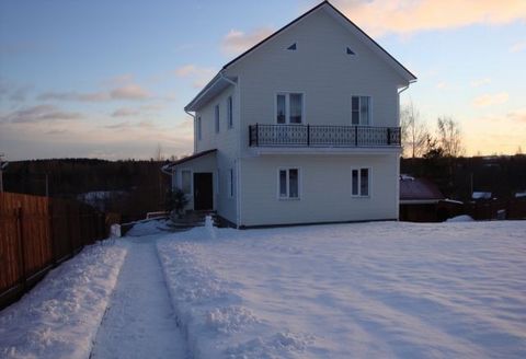 3-storied house 405 m (concrete blocks) on a plot of 15 cells. with all communications and renovated located 10 minutes drive from the w / d Pine. In 15 minutes away - ski resort Igor. 10 min walk - bakery, shops, godoskoy beach, a large lake. On the...