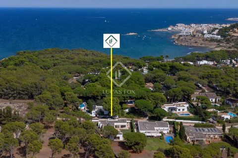 Lucas Fox presents this spectacular property with nine double bedrooms, built on one floor, in a quiet neighbourhood with green areas, just a five-minute walk from the beautiful beaches of Empuries in l'Escala. The house, of modern construction, is l...