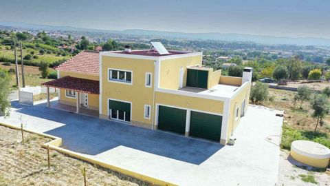 New 5 bedroom villa in the city of Tomar in central Portugal New 5 bedroom villa in the city of Tomar in central Portugal This villa with 436m2 of construction is located on a plot of land with 1,700m2 about 2 minutes from the center of Tomar. The pr...
