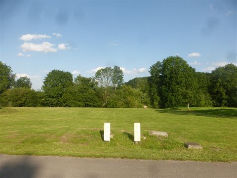 20 minutes west of Beauvais, Sells two beautiful flat building plots, serviced with mains drainage in a small, very quiet and very green subdivision with a view of a valley and the woods, at the end of a dead end at the within a pleasant peaceful vil...