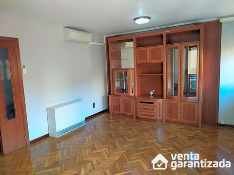 This flat is at Calle Baja, 50650, Gallur, Zaragoza, on floor 2. It is a flat that has 106 m2 and has 3 rooms and 2 bathrooms. Besides, it includes aire acondicionado, electric heat, balcón, parquet floor, wardrobe, individual heating, terrazzo floor...