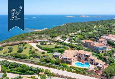 This stunning villa with a pool for sale in Porto Cervo stands in a panoramic position at a stone's throw from the historic Piazzetta of Porto Cervo and facing the incomparable sea of Sardinia. This property's beautiful private garden is it...
