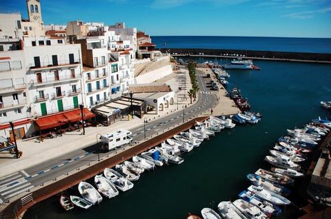 Awesome 2 continuous penthouses for sale on the first line of the Ametlla de Mar recently built building located in the old fishing port It is a large apartment of 140 m2 with 3 bedrooms dining room large kitchen bathroom and toilet and an apartment ...