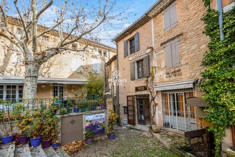 Provence Home, l’agence immobilière du Luberon, vous propose à la vente, une charmante maison de village d'une surface utile de 78 m², idéalement située au cœur du centre historique de Gordes. Cette résidence s'étend sur trois niveaux. Au rez-de-chau...
