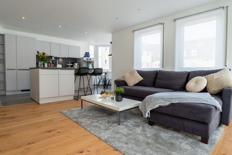 Welcome to Schlossberg Residences! Our city apartment in the heart of Bergstrasse awaits you for your short or long-term stay in Bensheim and offers you a great atmosphere and the best comfort: → comfortable queen-size box spring bed → 55 inch Smart ...
