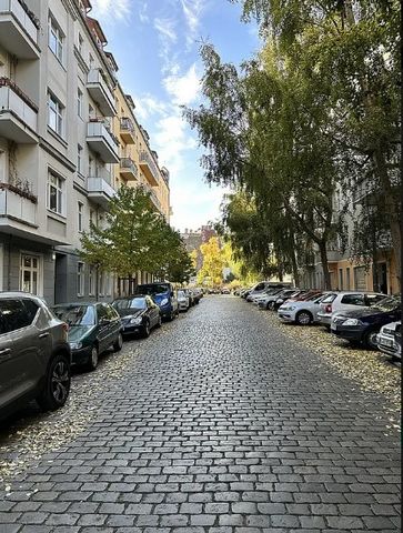 Address: Berlin, Driesener Straße 3 Property description Number of rooms: 1 Living space: 65 m² Floor: 4 out of 4 Year of construction: 1912 Building The flat consists of 83 m2 of living space and an additional garden, which is approx. 23 m2 in size....