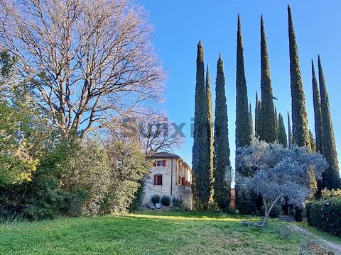 Are you looking for a pretty, bright and warm cocoon, with the charm of the old? Look no further! Located in Vers-Pont-du-Gard, a village with all amenities 10 minutes south of Uzès, this 61 m2 duplex apartment could well be the nugget you need! It c...