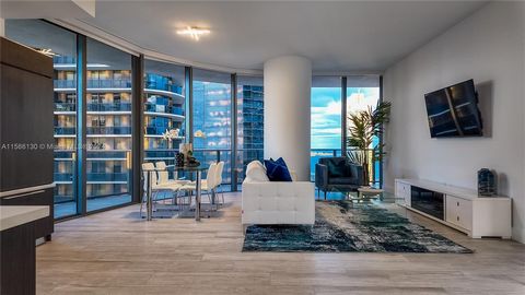 Live limitlessly in the premier North, North East corner 3 bed/ 3.5 bath plus DEN at Brickell Heights East! Once you enter this property, the curved glass windows bring in beautiful natural light and offers dramatic views of the Brickell Skyline! 1,5...