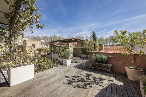 The Bec-Capron real estate agency, specializing in charming and prestigious properties, presents this exceptional apartment of 70m2 + 80m2 roof terrace, in the heart of the historic center of Aix en Provence. This completely renovated property offers...