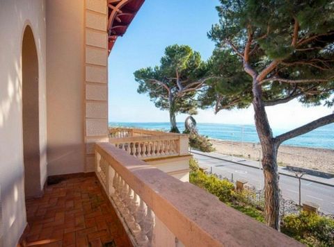 Spectaculaire propriété moderniste face à la mer à Caldes d'Estrac sur un terrain de 1.600m2. Elle est située en face de la plage dans le célèbre paseo de los ingleses, avec le port de plaisance 