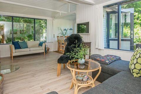 Maison de vacances par Gjerrild Nordstrand meublée avec trois chambres, cuisine / salon et une bonne terrasse de 70 m2. Le chalet a un intérieur confortable, où vous ressentez clairement le sentiment du propriétaire d'un environnement sûr. Il y a une...