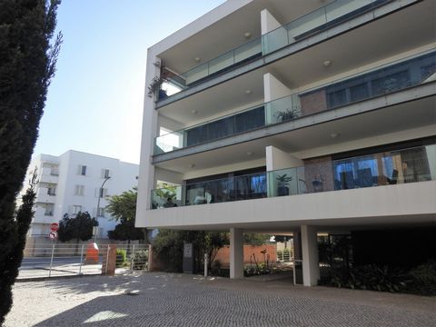 Excellent location 5 minutes from the center of Lagos located in the Marina complex, bus and train station 5 minutes away, with hypermarket at the end of the street and 10 minutes walk to Praia da Meia Praia in Lagos. New 2 bedroom apartment with sta...