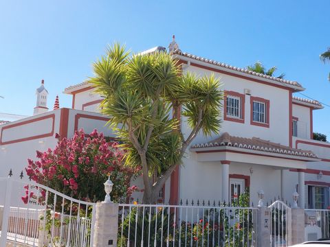 Villa with 4 bedrooms with double beds, 2 of them in suite. Large private villa with swimming pool, barbecue, wood oven and garden. With outdoor space prepared for meals. Pêra is a small town located 3 minutes by car from Praia Grande, a beach betwee...