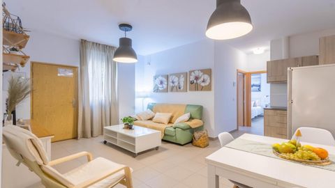 'This cozy apartment in Córdoba, Andalusia, is the perfect place to enjoy a vacation with family or friends. With two comfortable bedrooms, a living room equipped with a TV, a fully equipped kitchen and a bathroom with sink and shower, this apartment...