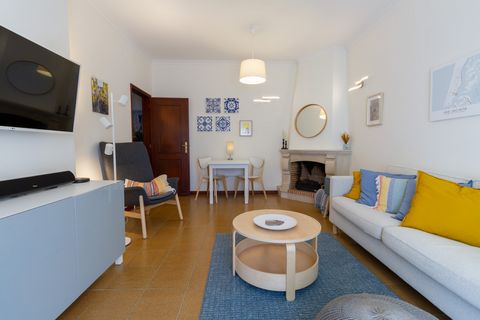 Deze ruime bovenverdieping appartement in São Jacinto (Aveiro), gerenoveerd in 2022, beschikt over high-speed internet/WiFi, een volledig uitgeruste keuken en een badkamer met douche/bad. Vanaf het kleine balkon heeft u uitzicht op de lagune (Ria de ...