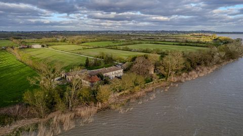 Welcome to this magnificent estate nestled on the banks of the majestic Garonne River. This historic property is a rare opportunity to acquire a set of three stone houses, each of approximately 100m2, set on an extensive plot of 2 hectares. The estat...