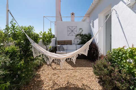 Newly renovated village houses in the center of a very typical and authentic Portuguese small village very near the most wanderfull beaches. The house is very modern, with 2 double rooms in the first floor that share a bathroom and a fully equipped k...
