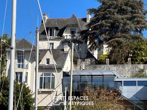 Ideally located, in a highly sought-after area, on the heights of Morlaix, this family property has all amenities in the immediate vicinity. The 30's bourgeois residence has benefited from a surprising contemporary extension with clean lines of 100 m...