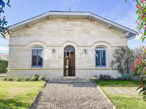 VILLENAVE d'ORNON - Situada en una parcela de aproximadamente 1300 m², esta casa de piedra de estilo Arcachon de aproximadamente 240 m² se beneficia de un agradable y soleado jardín. La casa principal de 220m² está organizada en 2 niveles. Se puede a...