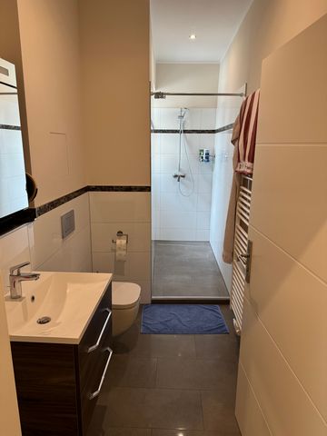 Beautiful flat in an old building in Frankfurt's popular Nordend district for subletting. The flat is within walking distance of many bars, restaurants and shopping facilities. The FH Frankfurt (University of Applied Sciences) can be reached on foot ...