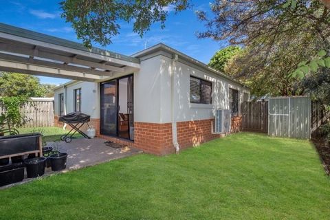 First Home Buyers, Investors and Downsizers - Look No Further This modern and trendy single level duplex is fresh and funky with timber style flooring throughout and a spacious and open plan concept with a centrally located kitchen which is ideal for...