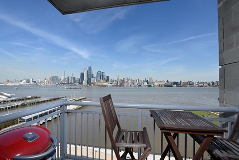Welcome home to this one of a kind North-East facing 2bd+den/2.5ba/1915sqft corner unit with direct skyline views from each room in addition to your private balcony. The large open concept living area is perfect for entertaining with a Chef's kitchen...