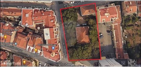 Excelente lote de terreno com 1.482,39 m2, para construção de edifícios no centro de Algés. Possui uma área bruta para construção de 5.496 m2. Actualmente o terreno é composto por duas moradias antigas. Localizado no centro de Algés junto a todo o ti...