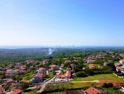 KASTELIR, BUILDING LAND FOR SALE WITH AN UNCLOSED SEA VIEW In a very attractive location, in the town of Kaštelir, in a settlement of new villas, there is this beautiful building plot with a view of the sea. The land has a regular shape and is excell...