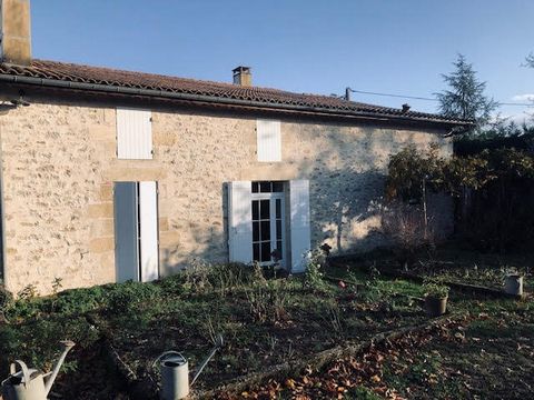 CASTETS and CASTILLON, between LANGON and LA REOLE, village house in stone and rubble stone offering 220m2 of living space on closed ground of 1360m2 with above ground pool and well. Come and settle without delay in this warm house composed on the gr...
