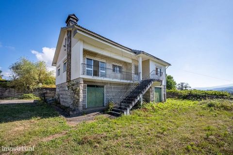 Excellent villa with large land and close to the river 8km from the center of the village of Monção. House composed of R / C + 1 floor, being the R / C with cellar, living room, garage and storage and first floor with three bedrooms, complete bathroo...