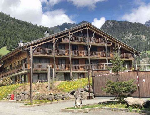 A large (128m2) 4 bedroomed apartment built in 2011 and located opposite the ski area in La Chapelle d'Abondance. The property benefits from being in a residence with a well being area and a games area. The accommodation includes: entrance hall, open...
