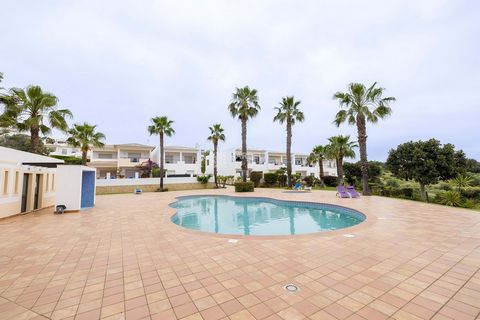 Located in Lagos. This 2 bedroom apartment with communal pool is situated in a quiet location overlooking the ocean. Located just a 5-minute drive from the city centre and Meia Praia beach and close to two golf courses. Well decorated and bright it c...