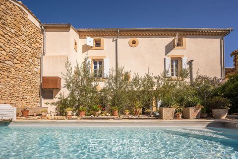In the heart of the charming village of Quarante, between Béziers and Narbonne, stands this imposing mansion of 404m2 of living space, which attracts all eyes. Inside, on two levels, discover no less than six elegant and spacious bedrooms as well as ...