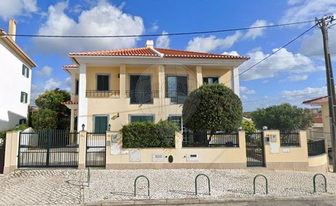 Description 3 bedroom villa in Caparide. The villa is in good condition, with plenty of natural light and generous areas. On the ground floor we find the hall, a living and dining room, with fireplace, full bathroom, equipped kitchen and a pantry. Th...