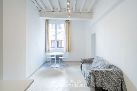 Ideally located in the heart of the historic centre, this 55m2 apartment with patio has been redesigned with respect for its original character. The authenticity of the old is reflected in its exposed beams and stones, which blend harmoniously with t...