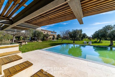 It is at the gates of Uzès that we offer you this elegant stone house in the 