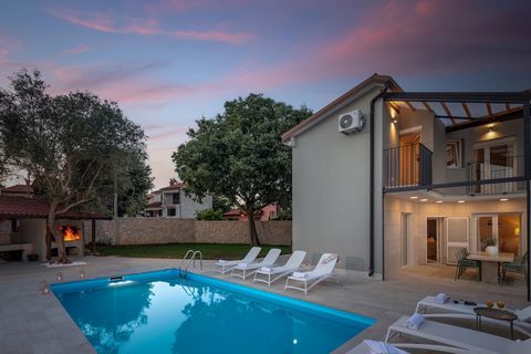 Tolle Villa in Istrien/Kroatien Willkommen in dieser tollen Villa im schönen Istrien, Kroatien! Erbaut im Jahr 2014 auf einem weitläufigen ca. 490 qm großen Grundstück, bietet sie luxuriöses Wohnen auf etwa 165 qm, die sich über zwei Etagen erstrecke...