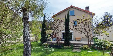 I invite you to discover this spacious and ideally renovated house in the town of Vic-le-Comte. It is located close to all amenities and access to the highway. On the ground floor, the entrance opens onto a pleasant living room with a fitted and equi...