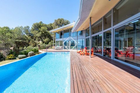 Lucas Fox presents this beautiful villa facing the Mediterranean Sea, located in Cala Tamarit, one of the most exclusive areas of Tarragona, surrounded by nature and on the Costa Dorada. Its unique architecture stands out for the luminosity through i...