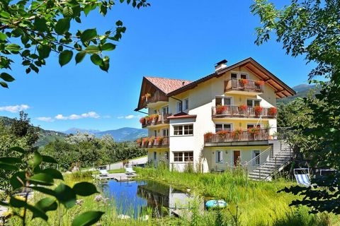 Maso a Bressanone con ampio giardino e laghetto balneabile, Valle Isarco, circondato da meli. Appartamento per vacanze splendidamente arredato con due camere da letto.