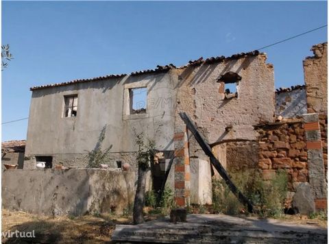 Ruine pour la récupération, situé dans un quartier calme, bien exposé au soleil et à proximité de l’IC8, avec connexion à Coimbra, Leiria, entre autres. Il dispose d’un terrain d’environ 2 500 m2 pour la culture où l’on récupère quelques arbres fruit...