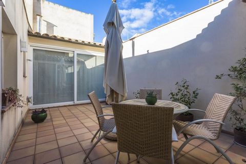 House to move into in the Eixample area, very central, just 750m from the Rambla. It has an area of ​​270m2 built and 210m2 useful. The house is distributed on the ground floor and first floor. On the ground floor we find a large garage for two/three...