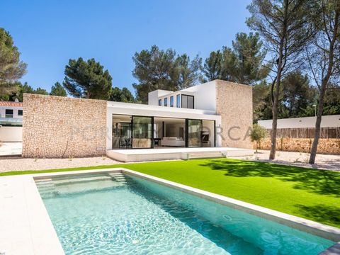 An exclusive new construction property for sale that combines modern luxury with Mediterranean charm, located on a large plot of more than 1000m2. This impressive 235m2 home offers a unique lifestyle and exceptional amenities. The heart of the house ...