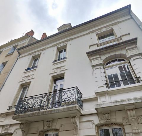 The Micro Immo By MYclermont agency offers for sale, a T4 apartment of 95 m2 to renovate in the very center of Vichy. It is composed of a large living room, a separate kitchen, 3 bedrooms and a bathroom with bathtub and separate toilet. In a quiet on...