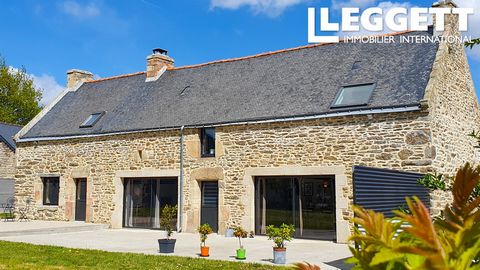 A26465DEM56 - Unique opportunity. Discover this beautifully renovated detached longère in Ploeren, Morbihan. The charm of a country house in an urban setting, ideally located near the N165 giving easy access to Vannes, Auray and the coast around Arra...