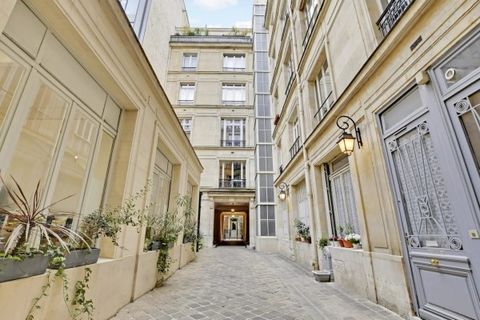 Villaret Immobilier se complace en presentar esta encantadora oportunidad ubicada en el último piso de un magnífico edificio en la Rue de Marignan, a pocos pasos de la emblemática Avenue des Champs-Élysées. Este apartamento de dos habitaciones de 18m...