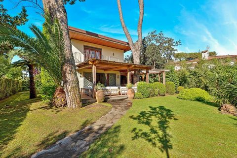 Villa of extraordinary elegance and refinement, with a breathtaking view of the majestic Apuan Alps, a few steps from the beach and behind the center of Forte dei Marmi. In the heart of the charming town of Forte dei Marmi stands this exclusive resid...