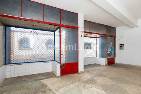 Fantastic store in the centre of the village Algoz. This commercial space has a very central location in the village, close to other shops, services, cafes and schools. It has a large area of 194 m2 and a lot of potential to be transformed into any b...