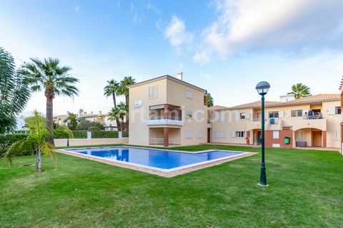 Incredible opportunity in Vilamoura. Excellent apartment situated within a condominium, located on the golf course Millennium in Vilamoura. The property comprises a large living- and dining room, an equipped kitchen, two bedrooms with built-in wardro...