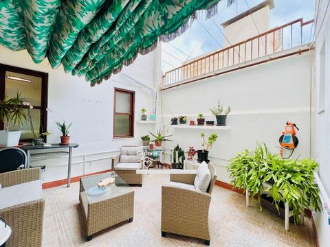130M2 APARTMENT WITH TERRACE IN THE HEART OF ALICANTEDiscover your new home in the heart of Alicante! This bright 130m2 apartment offers a perfect blend of comfort and style in a prime location. With 4 double bedrooms and 2 terraces, enjoy urban livi...